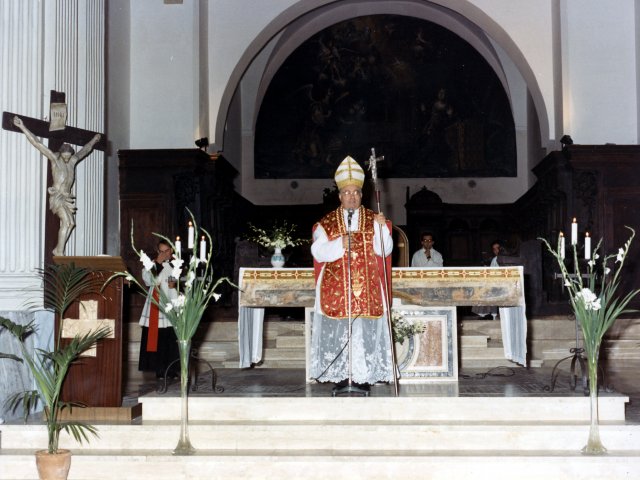 Cerimonia di inaugurazione as 1988/89 - Nella chiesa Madre si tiene la cerimonia religiosa per l’inaugurazione dell’anno scolastico 1988/89. Intervento del Vescovo S.E. Salvatore De Giorgi.Scarica il file