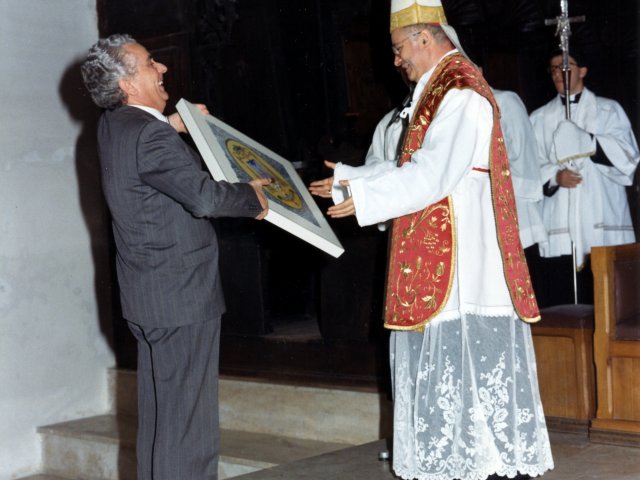 Cerimonia di inaugurazione as 1988/89 - Nella chiesa Madre si tiene la cerimonia religiosa per l’inaugurazione dell’anno scolastico 1988/89. Il Preside De Filippis dona a Mons. De Giorgi una targa in maiolica.Scarica il file