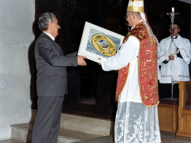 Cerimonia di inaugurazione as 1988/89 - Nella chiesa Madre si tiene la cerimonia religiosa per l’inaugurazione dell’anno scolastico 1988/89. Il Preside De Filippis dona a Mons. De Giorgi una targa in maiolica.Scarica il file