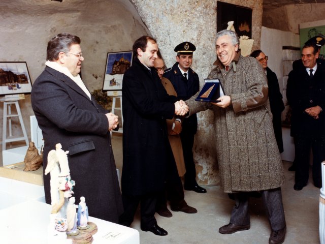 9ª Mostra del Presepe - 17/12/88 - 8/1/89 - Nel Trappeto Pinca si svolge la 9ª Mostra del Presepe 88/89, allestita dall’Istituto Statale d’Arte. Il Preside De Filippis dona all’Ass. Oronzo D’Amuri una targa realizzata dalla sezione Metalli. A sinistra il prof. Cosimo Fornaro.Scarica il file