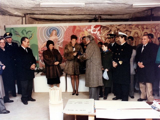 9ª Mostra del Presepe - 17/12/88 - 8/1/89 - Nel Trappeto Pinca si svolge la 9ª Mostra del Presepe 88/89, allestita dall’Istituto Statale d’Arte. Il Preside De Filippis dona alle autorità intervenute una targa realizzata dalla sezione Metalli.Scarica il file