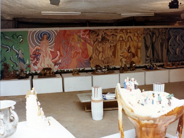 9ª Mostra del Presepe - 17/12/88 - 8/1/89 - Nel Trappeto Pinca si svolge la 9ª Mostra del Presepe 88/89, allestita dall’Istituto Statale d’Arte. Interno della sala espositiva.Scarica il file