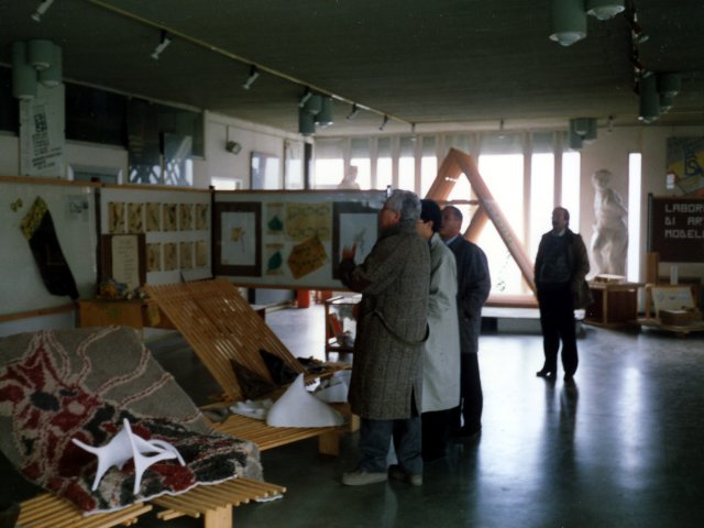 Mostra “Natale in fabbrica con la scuola” - 1989/90 - All’interno di un capannone nella zona industriale di Potenza, gli Istituti d’Arte di Grottaglie e Potenza organizzano ed allestiscono la mostra “Natale in fabbrica con la scuola”. L’Istituto Statale d’Arte di Potenza.Scarica il file