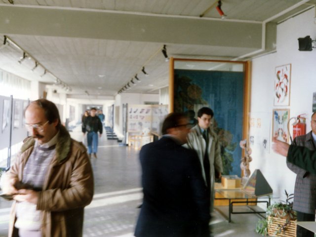 Mostra “Natale in fabbrica con la scuola” - 1989/90 - All’interno di un capannone nella zona industriale di Potenza, gli Istituti d’Arte di Grottaglie e Potenza organizzano ed allestiscono la mostra “Natale in fabbrica con la scuola”. L’Istituto Statale d’Arte di Potenza.Scarica il file