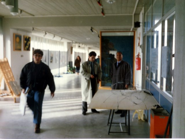 Mostra “Natale in fabbrica con la scuola” - 1989/90 - All’interno di un capannone nella zona industriale di Potenza, gli Istituti d’Arte di Grottaglie e Potenza organizzano ed allestiscono la mostra “Natale in fabbrica con la scuola”. Scorcio dell’Istituto d’Arte di Potenza.Scarica il file