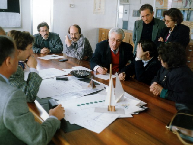 Mostra “Natale in fabbrica con la scuola” - 1989/90 - All’interno di un capannone nella zona industriale di Potenza, gli Istituti d’Arte di Grottaglie e Potenza organizzano ed allestiscono la mostra “Natale in fabbrica con la scuola”. Incontro preliminare. Da sinistra i proff. Angelo Galiandro e Cosimo D’UrsScarica il file