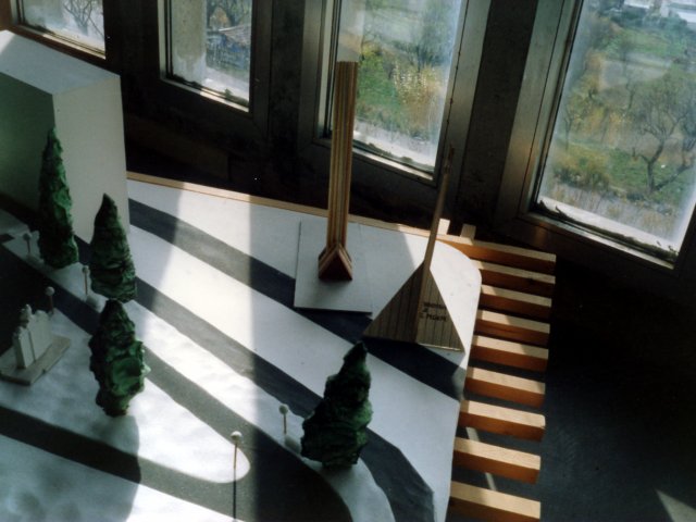 Mostra “Natale in fabbrica con la scuola” - 1989/90 - All’interno di un capannone nella zona industriale di Potenza, gli Istituti d’Arte di Grottaglie e Potenza organizzano ed allestiscono la mostra “Natale in fabbrica con la scuola”. Esposizione la vori nell’Istituto d’Arte di Potenza.Scarica il file