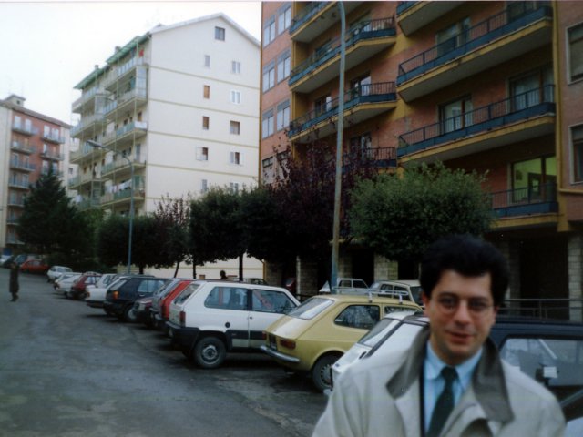 Mostra “Natale in fabbrica con la scuola” - 1989/90 - All’interno di un capannone nella zona industriale di Potenza, gli Istituti d’Arte di Grottaglie e Potenza organizzano ed allestiscono la mostra “Natale in fabbrica con la scuola”. Il prof. Elio Dubla.Scarica il file