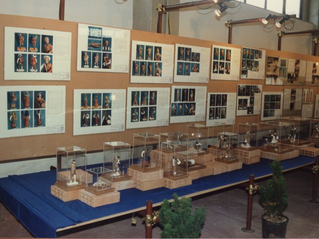 Mostra “Natale in fabbrica con la scuola” - 1989/90 - All’interno di un capannone nella zona industriale di Potenza, gli Istituti d’Arte di Grottaglie e Potenza organizzano ed allestiscono la mostra “Natale in fabbrica con la scuola”. La mostra nel capannone. Settore occupato dal Corso di Restauro ceramico cScarica il file