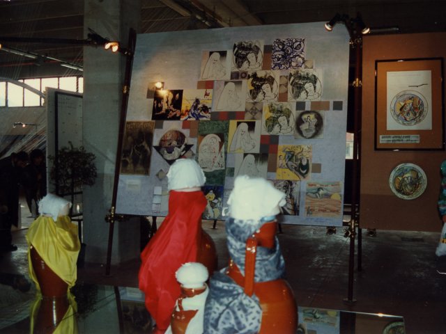 Mostra “Natale in fabbrica con la scuola” - 1989/90 - All’interno di un capannone nella zona industriale di Potenza, gli Istituti d’Arte di Grottaglie e Potenza organizzano ed allestiscono la mostra “Natale in fabbrica con la scuola”. La mostra nel capannone.Scarica il file