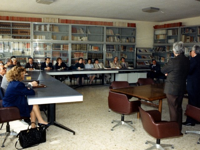 Visita commissione di studio della Comunità Europea - Una commissione di studio della Comunità Europea, composta da rappresentanti di Grecia, Germania, Inghilterra, Portogallo, Irlanda, Spagna, Francia, Belgio e Italia, visitano la scuola. Gli ospiti nella biblioteca.Scarica il file