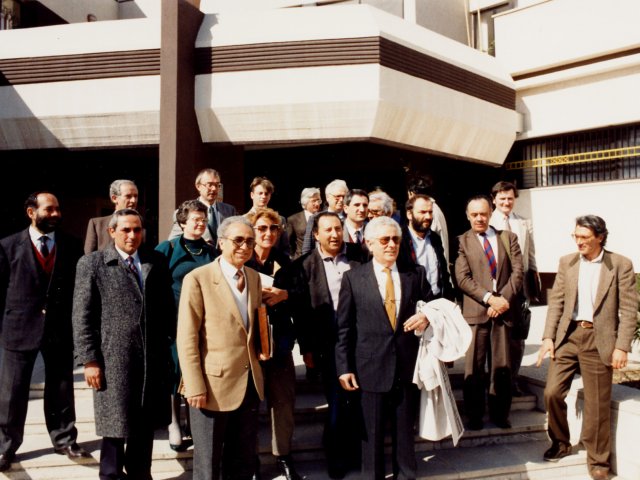 Visita commissione di studio della Comunità Europea - Una commissione di studio della Comunità Europea, composta da rappresentanti di Grecia, Germania, Inghilterra, Portogallo, Irlanda, Spagna, Francia, Belgio e Italia, visitano la scuola. Foto di gruppo degli ospiti all’esterno della scuola.Scarica il file