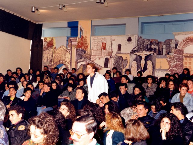 Visita Francesco Marino Di Teana - Lo scultore Francesco Marino Di Teana visita la nostra scuola. A cvonclusione della proiezione alcuni alunni pongono delle domande a Francesco Marino Di Teana.Scarica il file