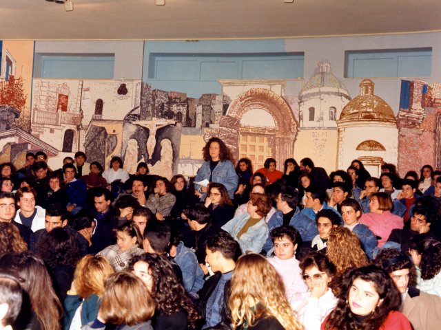 Visita Francesco Marino Di Teana - Lo scultore Francesco Marino Di Teana visita la nostra scuola. A cvonclusione della proiezione alcuni alunni pongono delle domande a Francesco Marino Di Teana.Scarica il file