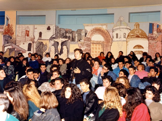 Visita Francesco Marino Di Teana - Lo scultore Francesco Marino Di Teana visita la nostra scuola. A cvonclusione della proiezione alcuni alunni pongono delle domande a Francesco Marino Di Teana.Scarica il file