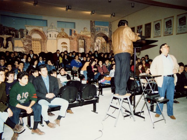 Incontro di studio per il corso di mosaico - Nel mese di marzo del 1990 si inaugura, nell’ambito della sezione Decorazione Pittorica, una scuola di mosaico. Per l’occasione si organizza un incontro di studio con il prof. Sergio Cicognani che tiene delle lezioni agli alunni della sezione.Scarica il file