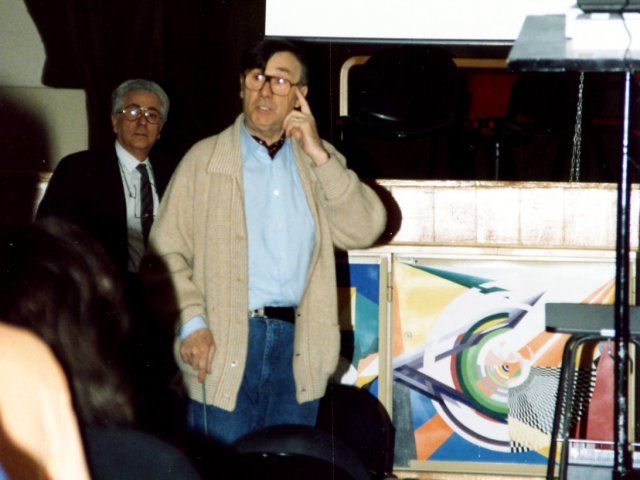 Incontro di studio per il corso di mosaico - Nel mese di marzo del 1990 si inaugura, nell’ambito della sezione Decorazione Pittorica, una scuola di mosaico. Per l’occasione si organizza un incontro di studio con il prof. Sergio Cicognani che tiene delle lezioni agli alunni della sezione.Scarica il file