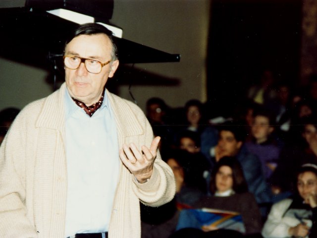 Incontro di studio per il corso di mosaico - Nel mese di marzo del 1990 si inaugura, nell’ambito della sezione Decorazione Pittorica, una scuola di mosaico. Per l’occasione si organizza un incontro di studio con il prof. Sergio Cicognani che tiene delle lezioni agli alunni della sezione.Scarica il file