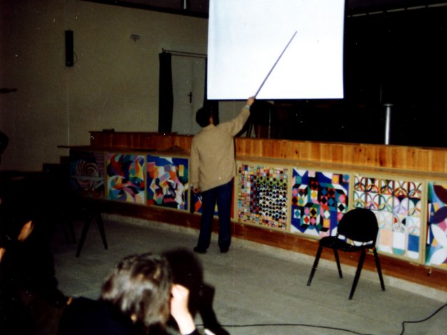 Incontro di studio per il corso di mosaico - Nel mese di marzo del 1990 si inaugura, nell’ambito della sezione Decorazione Pittorica, una scuola di mosaico. Per l’occasione si organizza un incontro di studio con il prof. Sergio Cicognani che tiene delle lezioni agli alunni della sezione.Scarica il file