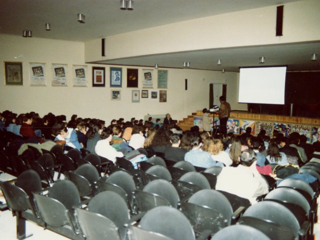 Incontro di studio per il corso di mosaico - Nel mese di marzo del 1990 si inaugura, nell’ambito della sezione Decorazione Pittorica, una scuola di mosaico. Per l’occasione si organizza un incontro di studio con il prof. Sergio Cicognani che tiene delle lezioni agli alunni della sezione.Scarica il file