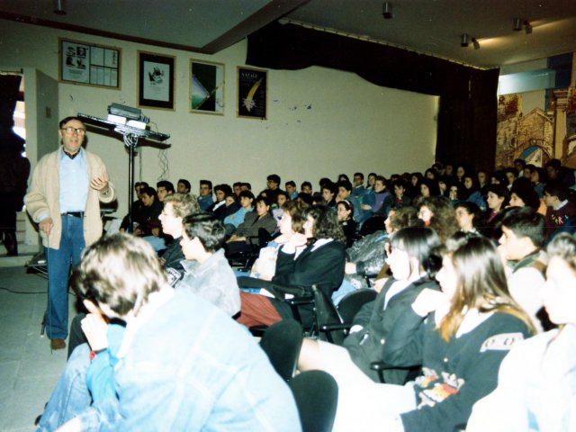 Incontro di studio per il corso di mosaico - Nel mese di marzo del 1990 si inaugura, nell’ambito della sezione Decorazione Pittorica, una scuola di mosaico. Per l’occasione si organizza un incontro di studio con il prof. Sergio Cicognani che tiene delle lezioni agli alunni della sezione.Scarica il file