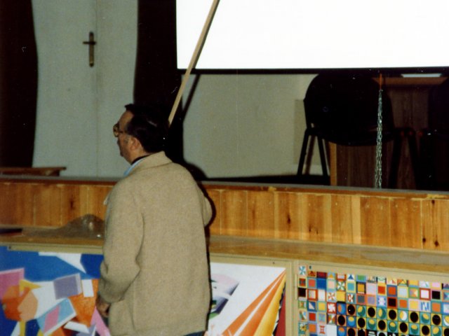 Incontro di studio per il corso di mosaico - Nel mese di marzo del 1990 si inaugura, nell’ambito della sezione Decorazione Pittorica, una scuola di mosaico. Per l’occasione si organizza un incontro di studio con il prof. Sergio Cicognani che tiene delle lezioni agli alunni della sezione.Scarica il file