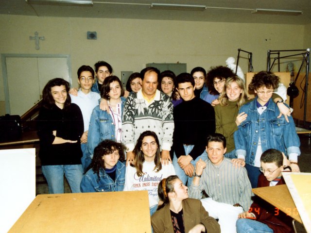 Mostra didattica elaborati grafica - Gli alunni della classe 2ª A Arti Grafiche, sotto la guida del prof. Francesco Manigrasso, allestiscono una mostra didattica dei loro lavori. Nella foto gli studenti ed il prof. Manigrasso.Scarica il file