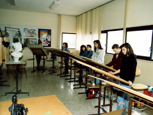 Mostra didattica elaborati grafica - Gli alunni della classe 2ª A Arti Grafiche, sotto la guida del prof. Francesco Manigrasso, allestiscono una mostra didattica dei loro lavori. I ragazzi al lavoro nell’aula n. 22.Scarica il file