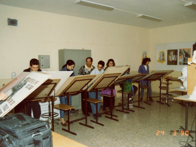 Mostra didattica elaborati grafica - Gli alunni della classe 2ª A Arti Grafiche, sotto la guida del prof. Francesco Manigrasso, allestiscono una mostra didattica dei loro lavori. I ragazzi al lavoro nell’aula n. 22.Scarica il file