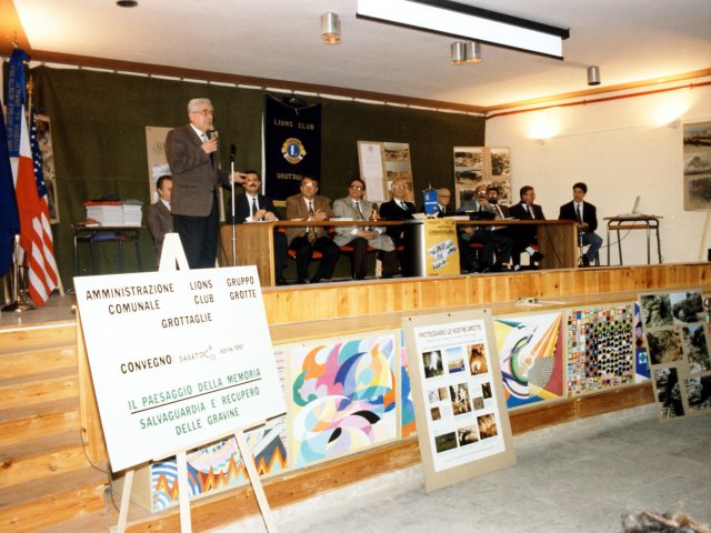 Convegno “Il paesaggio della memoria” - L’Amministrazione Comunale di Grottaglie, il Lions Club ed il Gruppo Grotte di Grottaglie, tengono, nell’auditorium dell’Istituto d’Arte, un convegno sul tema “Il paesaggio della memoria” - Salvaguardia e recupero delle gravine. Il Preside De Filippis intScarica il file