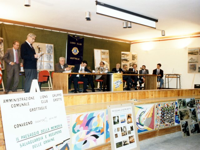 Convegno “Il paesaggio della memoria” - L’Amministrazione Comunale di Grottaglie, il Lions Club ed il Gruppo Grotte di Grottaglie, tengono, nell’auditorium dell’Istituto d’Arte, un convegno sul tema “Il paesaggio della memoria” - Salvaguardia e recupero delle gravine. Scarica il file