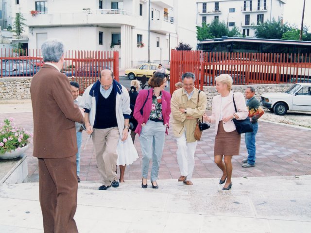 Visita della delegazione della città di Brest - Una delegazione del comune francese di Brest (Bretagna), città gemellata con Taranto, torna, per la seconda volta a visitare la nostra scuola. All’ingresso della scuola il Preside Vincenzo De Filippis accoglie gli ospiti.Scarica il file