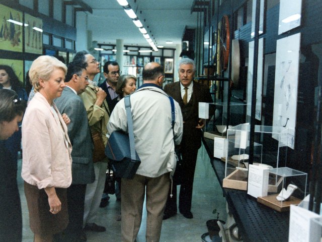 Visita della delegazione della città di Brest - Una delegazione del comune francese di Brest (Bretagna), città gemellata con Taranto, torna, per la seconda volta a visitare la nostra scuola. Nell’ingresso della scuola il Preside Vincenzo De Filippis illustra agli ospiti una mostra del Corso di restauroScarica il file