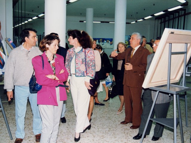 Visita della delegazione della città di Brest - Una delegazione del comune francese di Brest (Bretagna), città gemellata con Taranto, torna, per la seconda volta a visitare la nostra scuola. La visita continua lungo i corridoi della scuola.Scarica il file