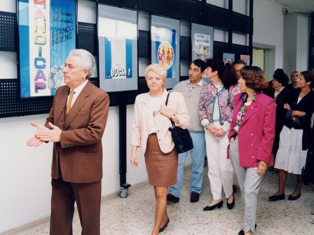 Visita della delegazione della città di Brest - Una delegazione del comune francese di Brest (Bretagna), città gemellata con Taranto, torna, per la seconda volta a visitare la nostra scuola. La visita continua lungo i corridoi della scuola.Scarica il file