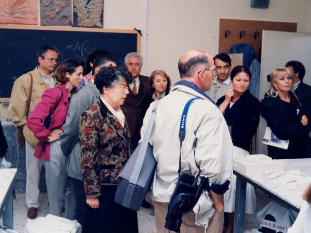 Visita della delegazione della città di Brest - Una delegazione del comune francese di Brest (Bretagna), città gemellata con Taranto, torna, per la seconda volta a visitare la nostra scuola. La delegazione visita il laboratorio di formatura e stucchi della sezione Decorazione Pittorica.Scarica il file