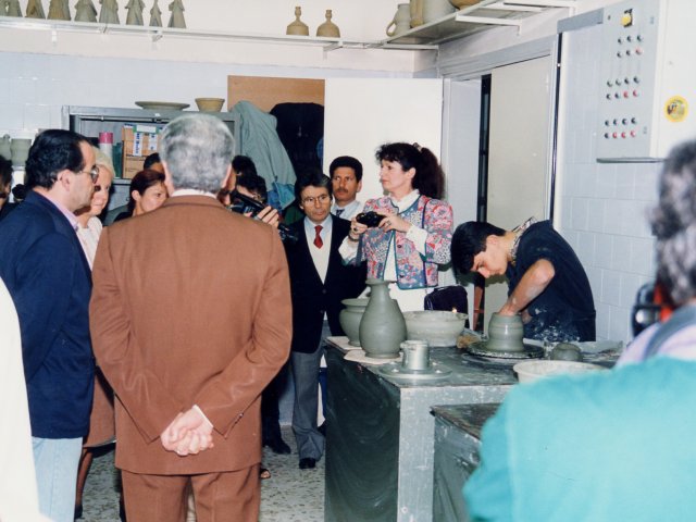 Visita della delegazione della città di Brest - Una delegazione del comune francese di Brest (Bretagna), città gemellata con Taranto, torna, per la seconda volta a visitare la nostra scuola. La delegazione visita il laboratorio di foggiatura della sezione Decorazione Ceramica. Al centro della foto, vicScarica il file