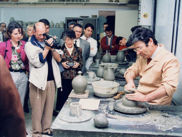 Visita della delegazione della città di Brest - Una delegazione del comune francese di Brest (Bretagna), città gemellata con Taranto, torna, per la seconda volta a visitare la nostra scuola. La delegazione visita il laboratorio di foggiatura della sezione Decorazione Ceramica. Il prof. Francesco GaleonScarica il file