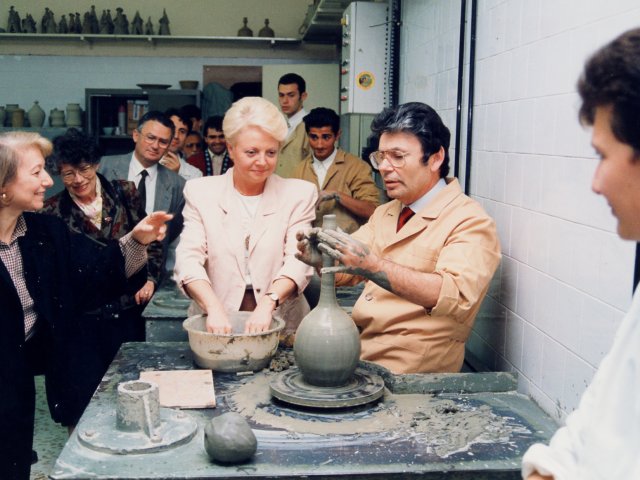 Visita della delegazione della città di Brest - Una delegazione del comune francese di Brest (Bretagna), città gemellata con Taranto, torna, per la seconda volta a visitare la nostra scuola. La delegazione visita il laboratorio di foggiatura della sezione Decorazione Ceramica. Il prof. Francesco GaleonScarica il file