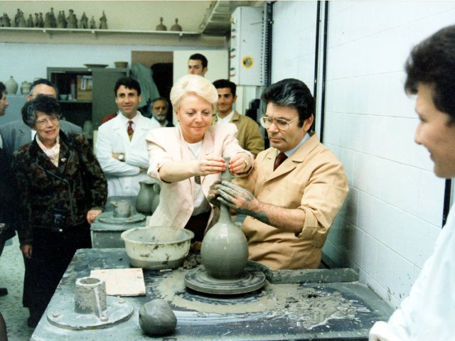 Visita della delegazione della città di Brest - Una delegazione del comune francese di Brest (Bretagna), città gemellata con Taranto, torna, per la seconda volta a visitare la nostra scuola. La delegazione visita il laboratorio di foggiatura della sezione Decorazione Ceramica. Il prof. Francesco GaleonScarica il file