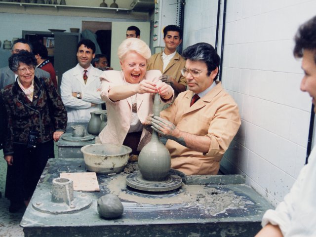 Visita della delegazione della città di Brest - Una delegazione del comune francese di Brest (Bretagna), città gemellata con Taranto, torna, per la seconda volta a visitare la nostra scuola. La delegazione visita il laboratorio di foggiatura della sezione Decorazione Ceramica. Il prof. Francesco GaleonScarica il file