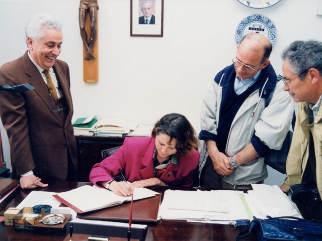 Visita della delegazione della città di Brest - Una delegazione del comune francese di Brest (Bretagna), città gemellata con Taranto, torna, per la seconda volta a visitare la nostra scuola. Una rappresentante della delegazione lascia un suo pensiero sul registro delle visite. A sinistra il Preside De Scarica il file