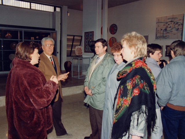 Visita della delegazione della città di San Pietroburgo - Una delegazione della città russa di San Pietroburgo visita la nostra scuola. Il Preside De Filippis guida gli ospiti nella visita al Museo Didattico delle Maioliche.Scarica il file