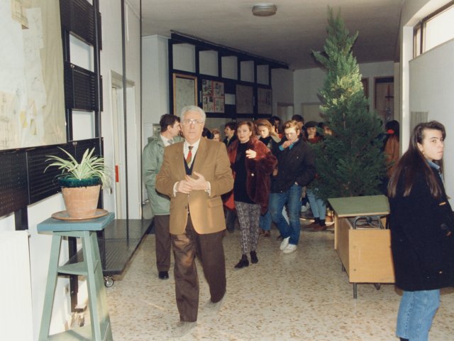 Visita della delegazione della città di San Pietroburgo - Una delegazione della città russa di San Pietroburgo visita la nostra scuola. La visita continua lungo i corridoi del primo piano.Scarica il file