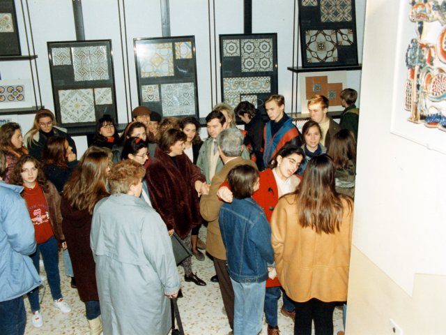 Visita della delegazione della città di San Pietroburgo - Una delegazione della città russa di San Pietroburgo visita la nostra scuola. La visita continua lungo i corridoi del primo piano.Scarica il file