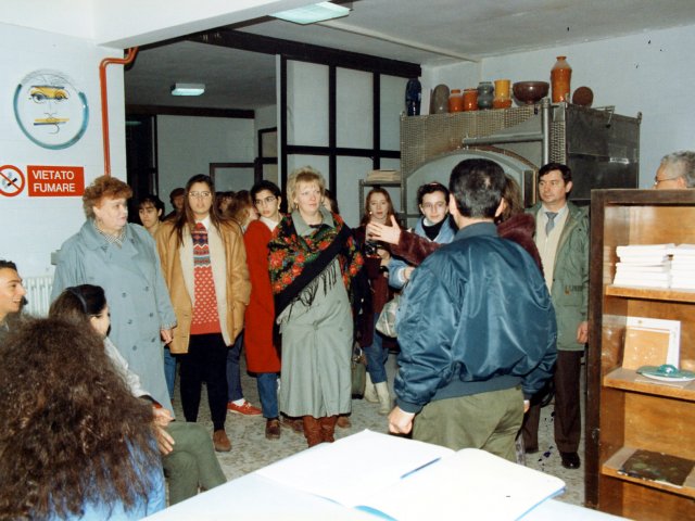 Visita della delegazione della città di San Pietroburgo - Una delegazione della città russa di San Pietroburgo visita la nostra scuola. Il gruppo dei visitatori è nella sala forni della sezione Decorazione Ceramica. Di spalle il prof. Domenico PintoScarica il file