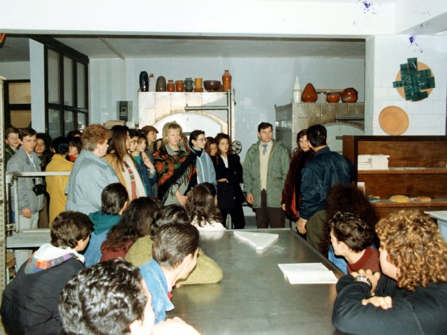 Visita della delegazione della città di San Pietroburgo - Una delegazione della città russa di San Pietroburgo visita la nostra scuola. Il gruppo dei visitatori è nella sala forni della sezione Decorazione Ceramica. Di spalle il prof. Domenico PintoScarica il file