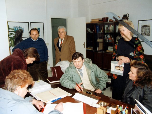 Visita della delegazione della città di San Pietroburgo - Una delegazione della città russa di San Pietroburgo visita la nostra scuola. Il gruppo dei visitatori è in presidenza dove lasciano un loro pensiero sul registro delle visite.Scarica il file