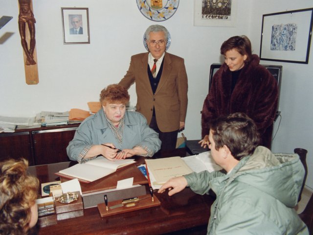 Visita della delegazione della città di San Pietroburgo - Una delegazione della città russa di San Pietroburgo visita la nostra scuola. Il gruppo dei visitatori è in presidenza dove lasciano un loro pensiero sul registro delle visite.Scarica il file