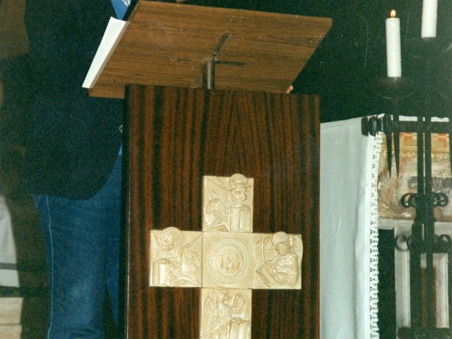 Visita e benedizione della scuola da parte di SE Mons Benigno Papa - L’Arcivescovo di Taranto Mons. Benigno Papa, è in visita nella nostra scuola. Un momento della cerimonia religiosa nella Chiesa Madre. Il prof. Enrico Rizzo legge il Vangelo.Scarica il file